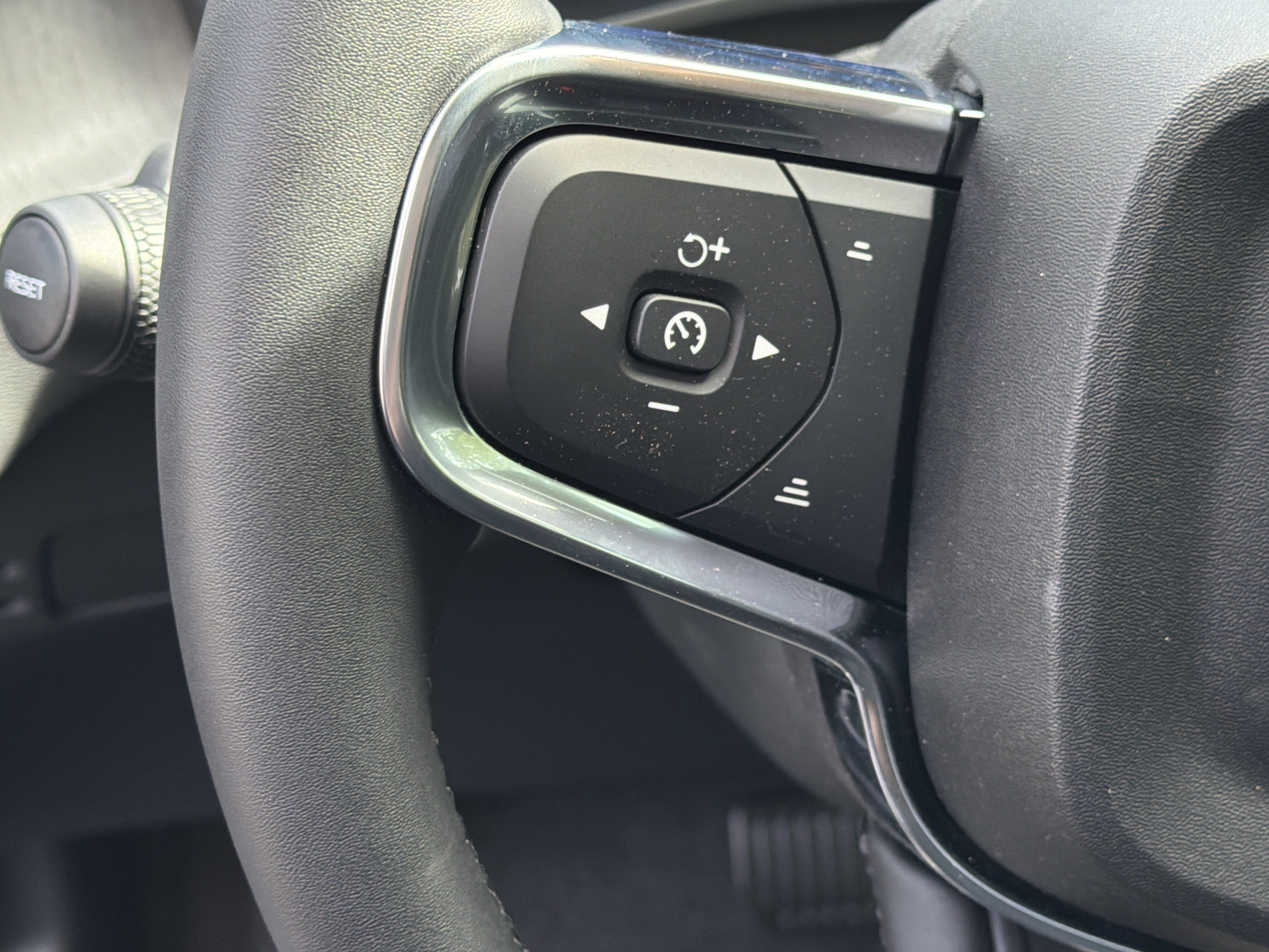 New 2026 Volvo XC40 B4 Core w/ Climate Package FWD image 20