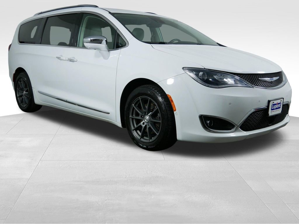 Used 2018 Chrysler Pacifica Limited w/ Tire & Wheel Group FWD image 2