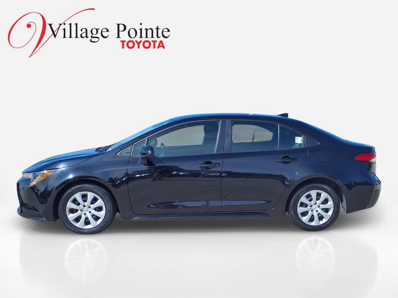 Used 2024 Toyota Corolla LE FWD image 2