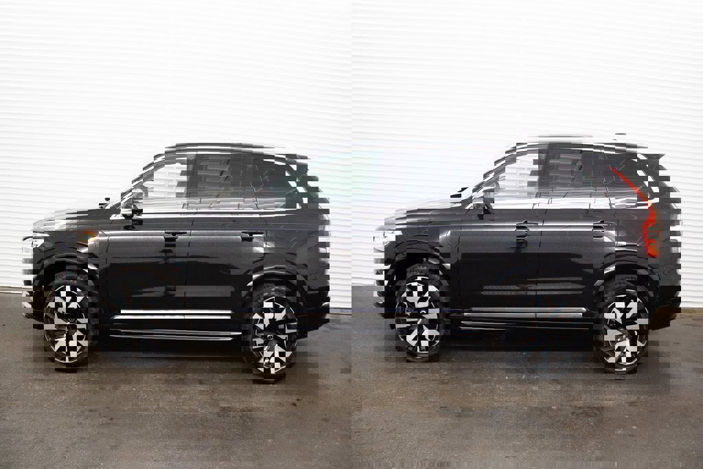 Certified 2025 Volvo XC90 T8 Plus image 38