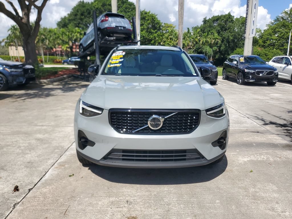 Certified 2024 Volvo XC40 B5 Plus AWD/4WD image 2