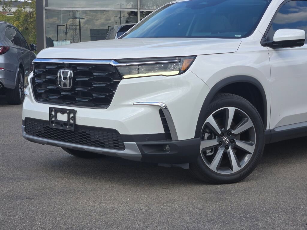 Used 2025 Honda Pilot Elite image 3