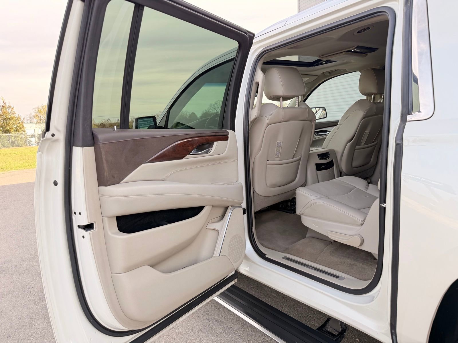 Used 2015 Cadillac Escalade ESV Premium AWD/4WD image 18