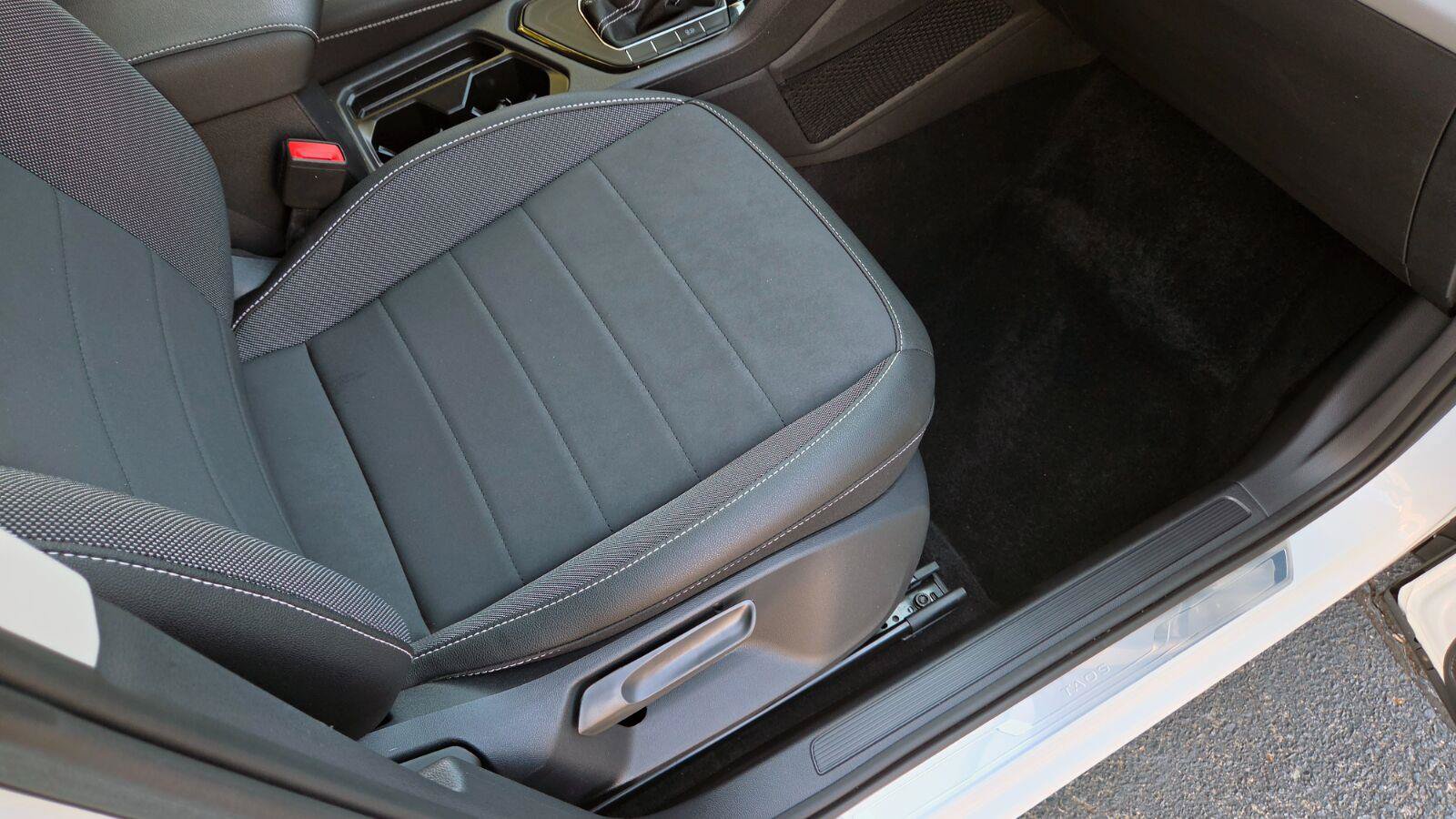 Certified 2023 Volkswagen Taos SE w/ Panoramic Sunroof Package FWD image 50