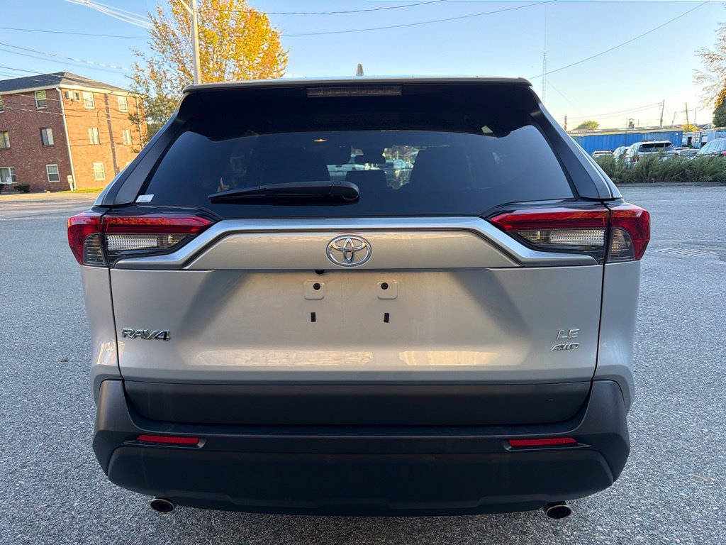 Used 2021 Toyota RAV4 LE AWD/4WD image 6