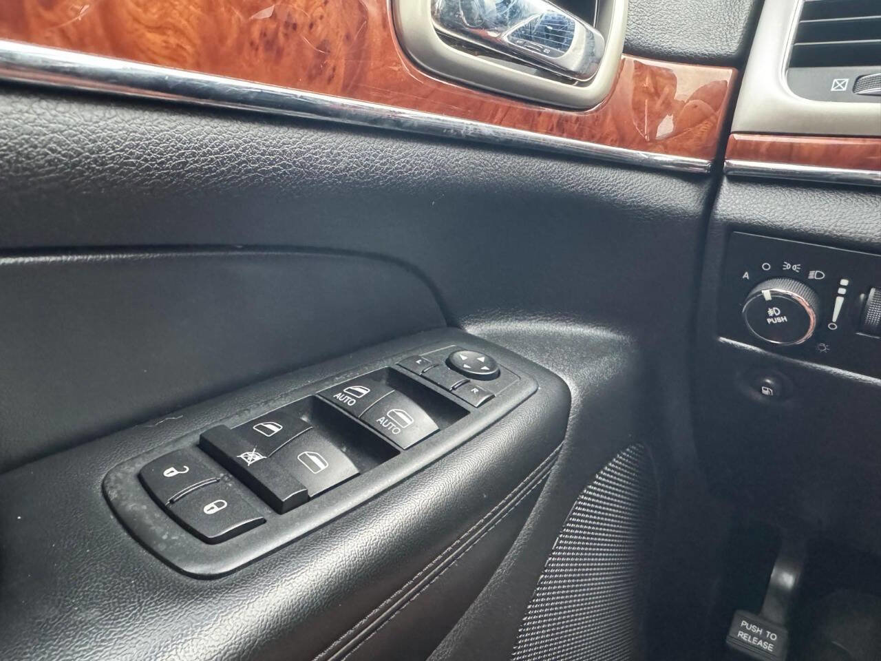 Used 2012 Jeep Grand Cherokee Limited image 40