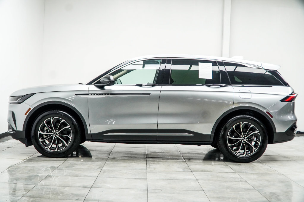 Used 2025 Lincoln Nautilus Premier AWD/4WD image 13