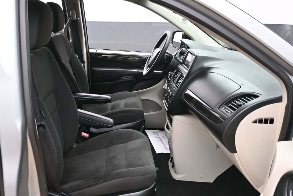 Used 2018 Dodge Grand Caravan SE w/ UConnect Hands-Free Group FWD image 37