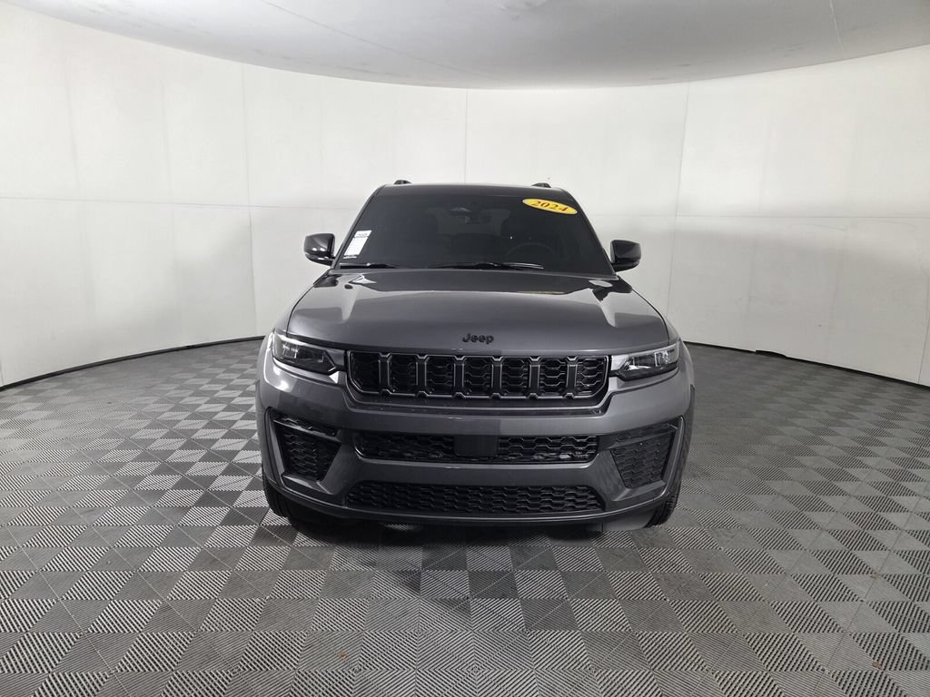 Used 2026 Jeep Grand Cherokee Altitude RWD image 3