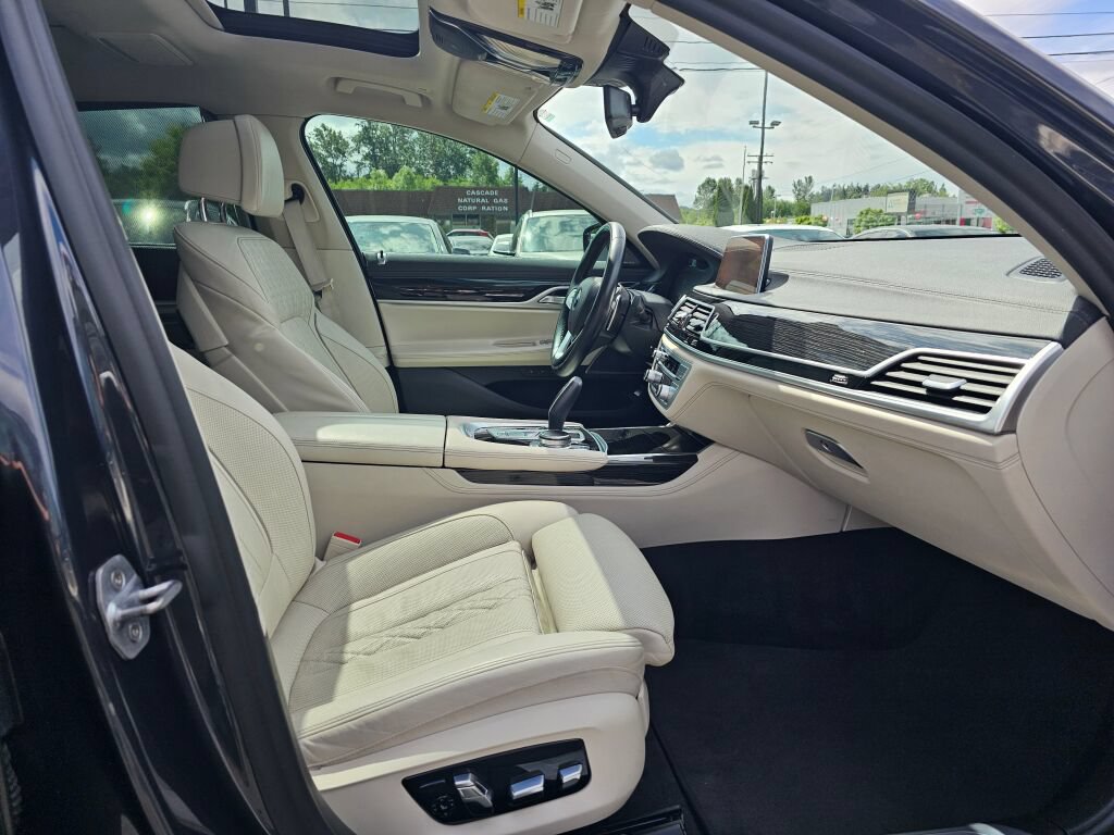 Used 2020 BMW 740i w/ Premium Package RWD image 10