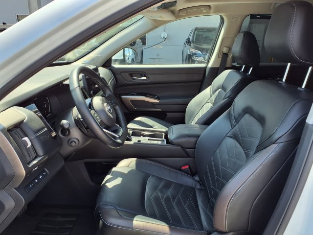 Certified 2025 Nissan Pathfinder Platinum w/ Cargo Package FWD image 16