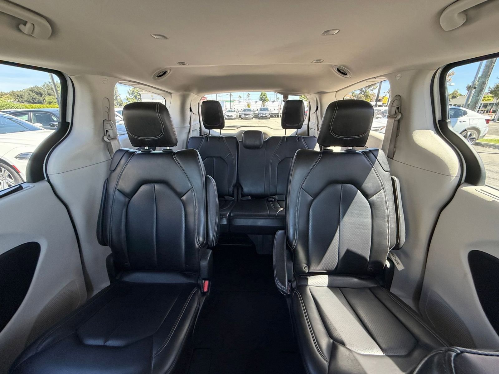 Used 2023 Chrysler Pacifica Touring-L image 41