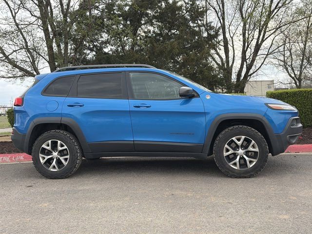 Used 2018 Jeep Cherokee Trailhawk image 2