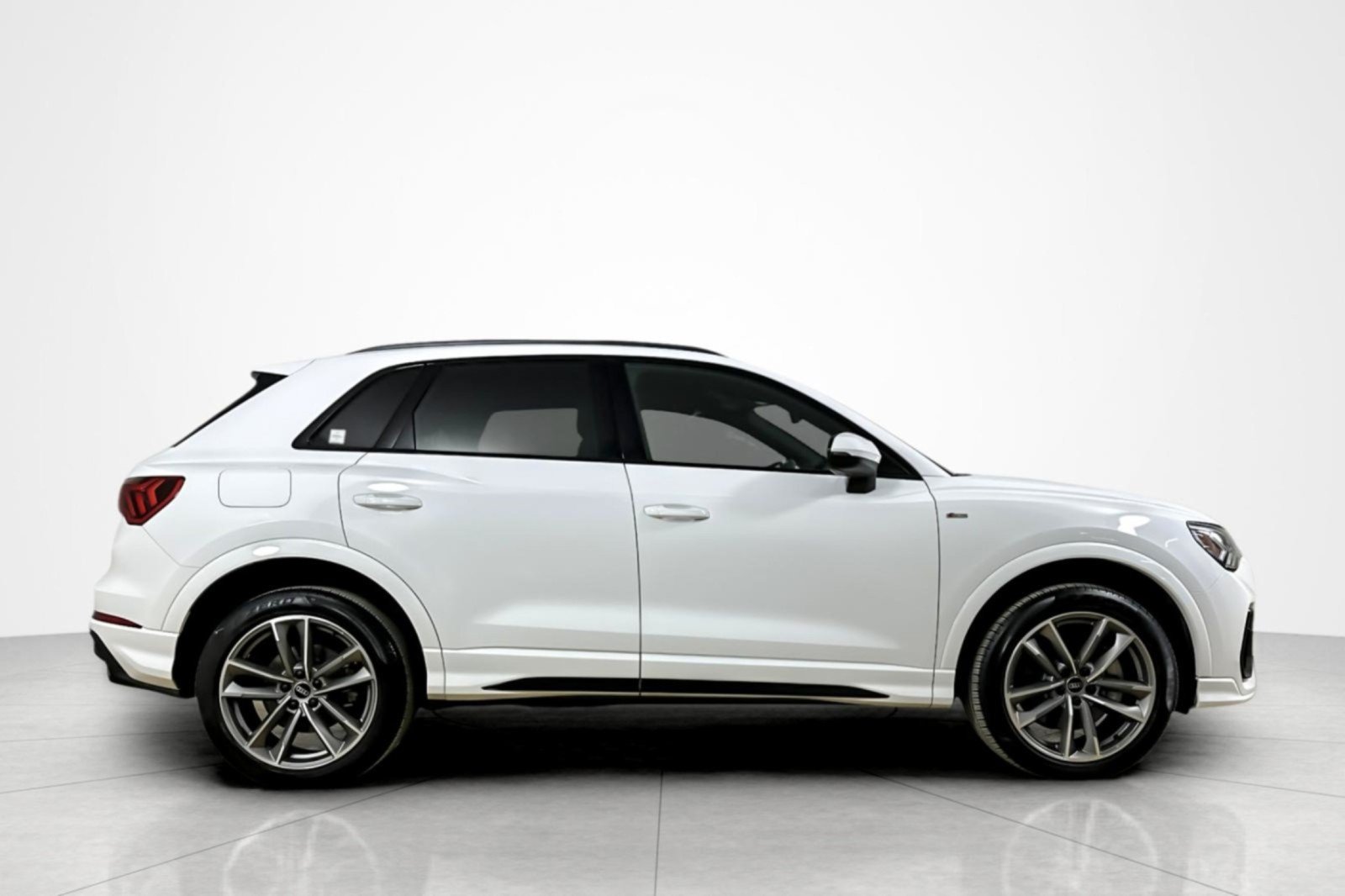 Used 2023 Audi Q3 2.0T Premium w/ Black Optic Sport Package AWD/4WD image 6