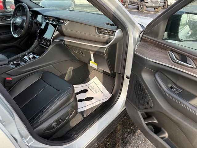 New 2025 Jeep Grand Cherokee Limited w/ Black Appearance Package image 15