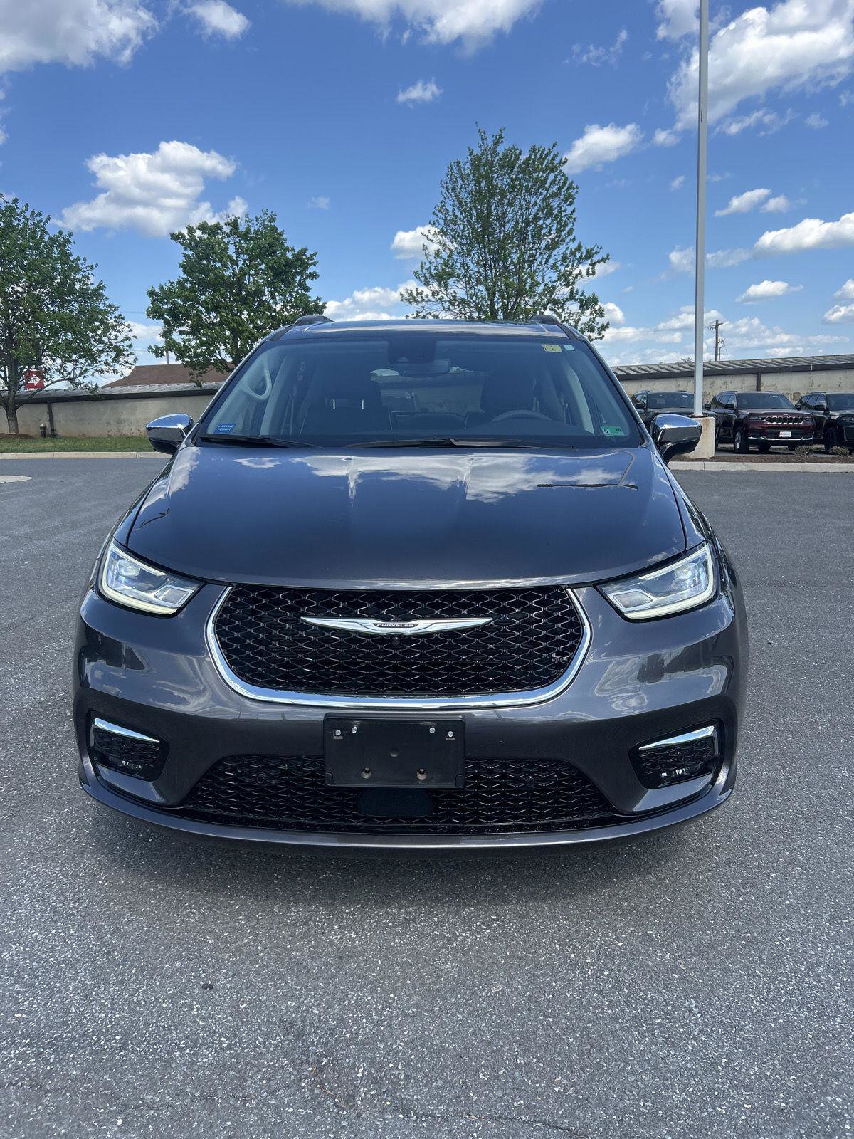 Used 2023 Chrysler Pacifica Limited image 2