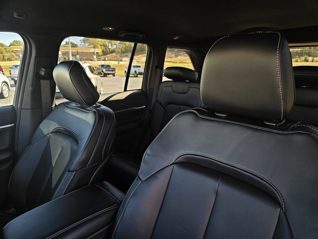 New 2025 Jeep Grand Cherokee Limited w/ Black Appearance Package image 27