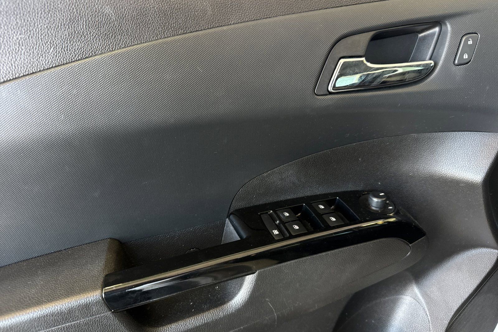 Used 2017 Chevrolet Sonic Premier FWD image 12
