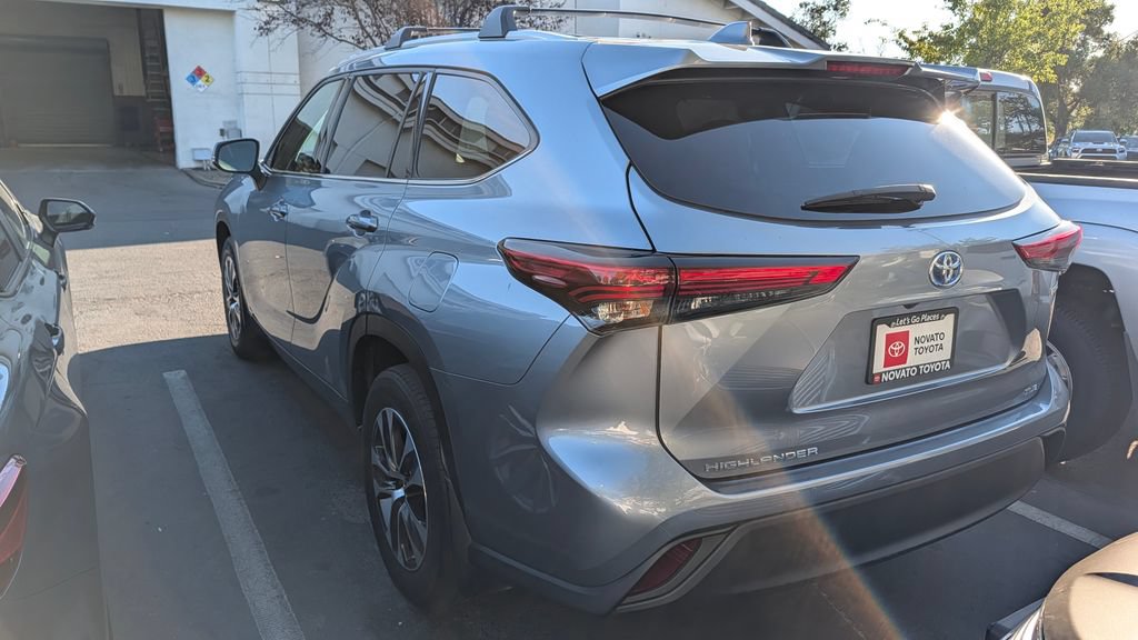 Used 2022 Toyota Highlander XLE AWD/4WD image 2