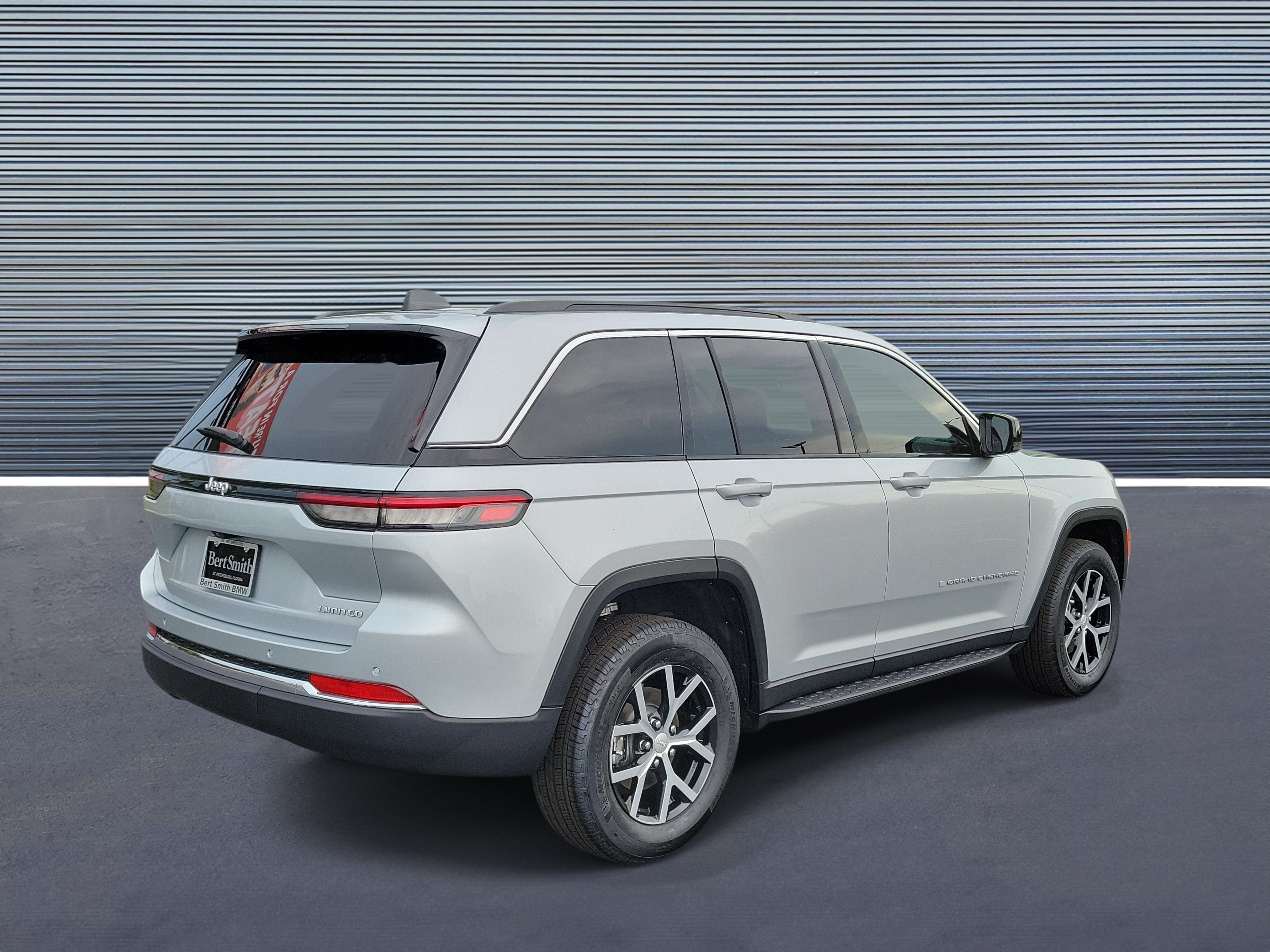 Used 2025 Jeep Grand Cherokee Limited RWD image 3
