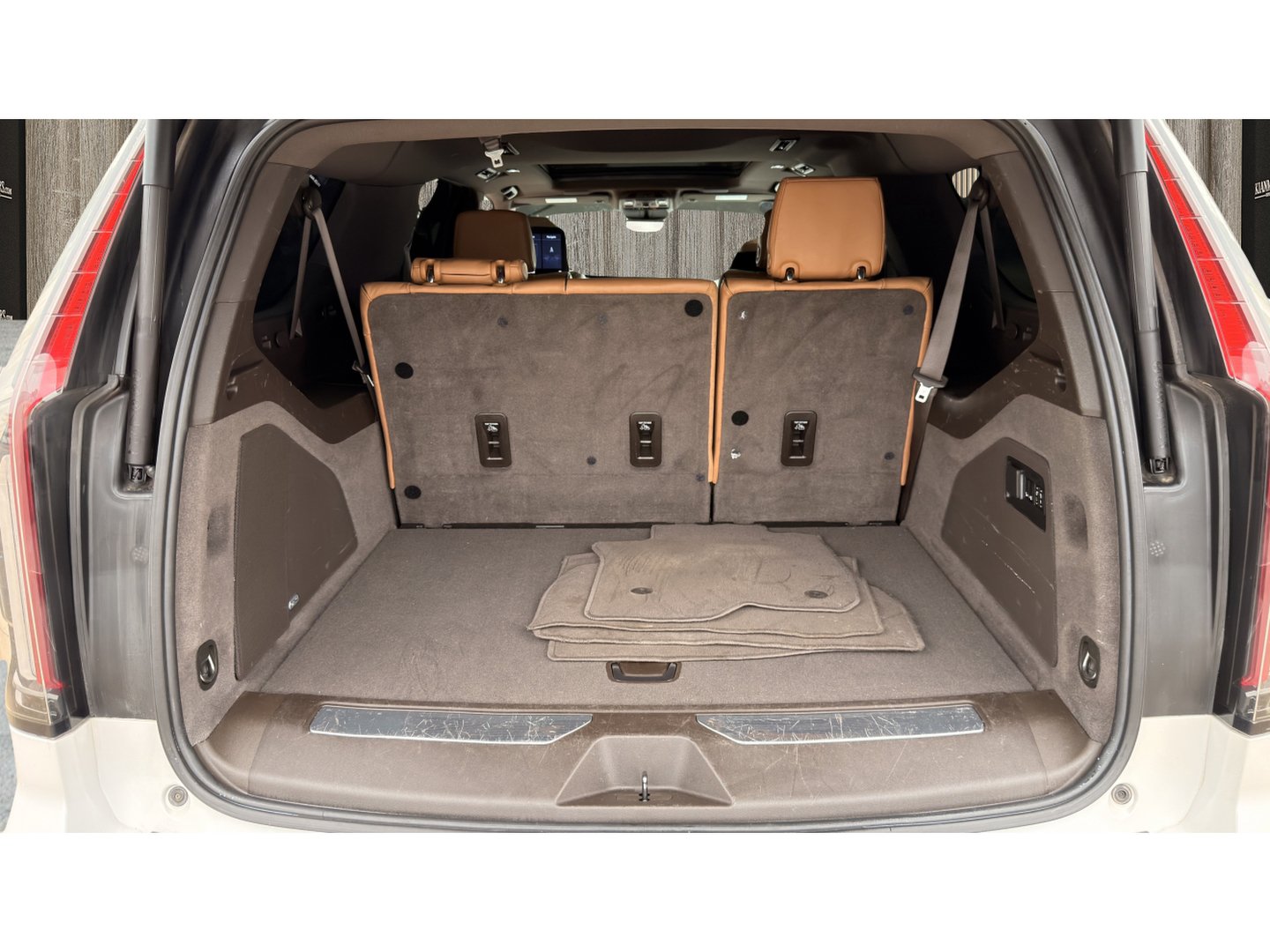 Used 2021 Cadillac Escalade ESV Premium Luxury AWD/4WD image 38