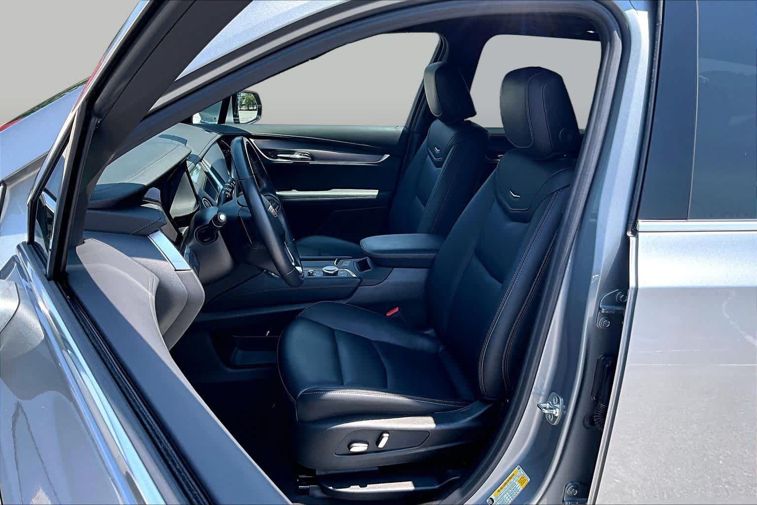 Used 2025 Cadillac XT6 Luxury FWD image 8