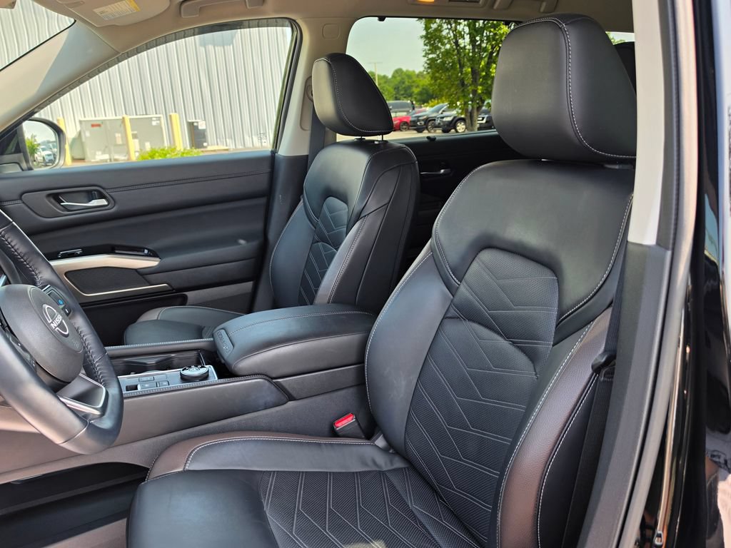 Used 2024 Nissan Pathfinder Platinum w/ Cargo Package AWD/4WD image 10