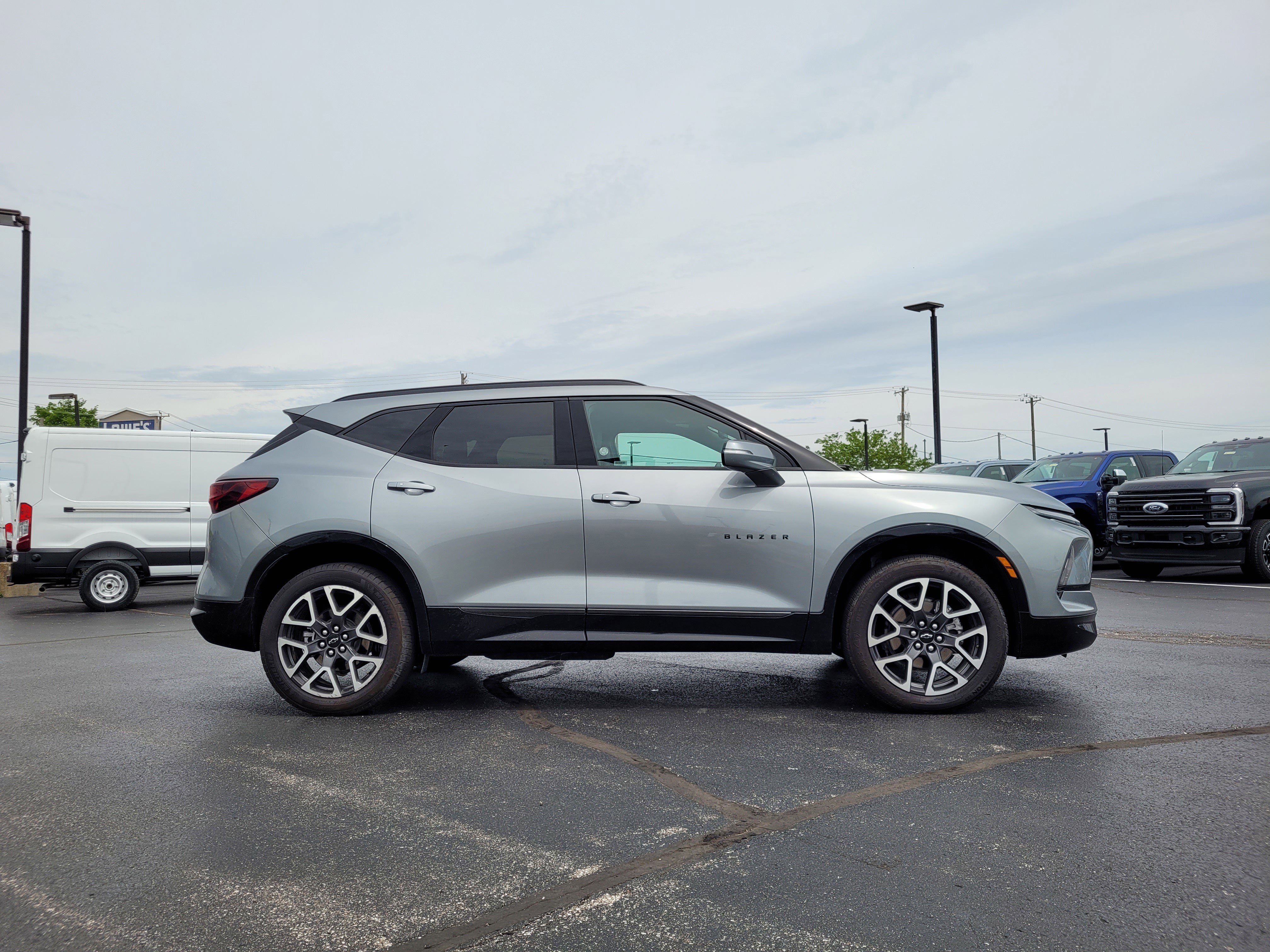 Used 2025 Chevrolet Blazer RS FWD image 2