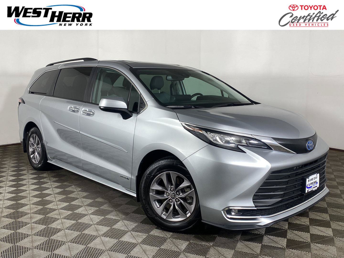 Used 2021 Toyota Sienna XLE AWD/4WD image 1