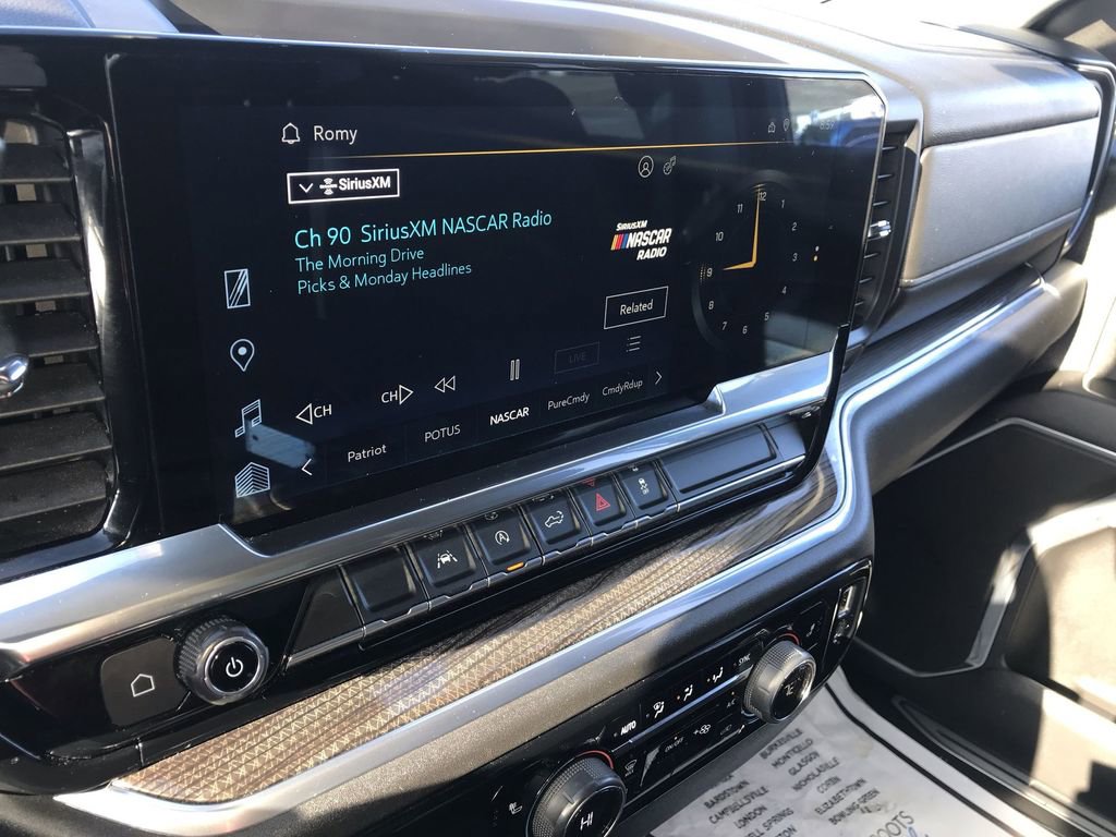 Used 2022 Chevrolet Silverado 1500 LT AWD/4WD image 16