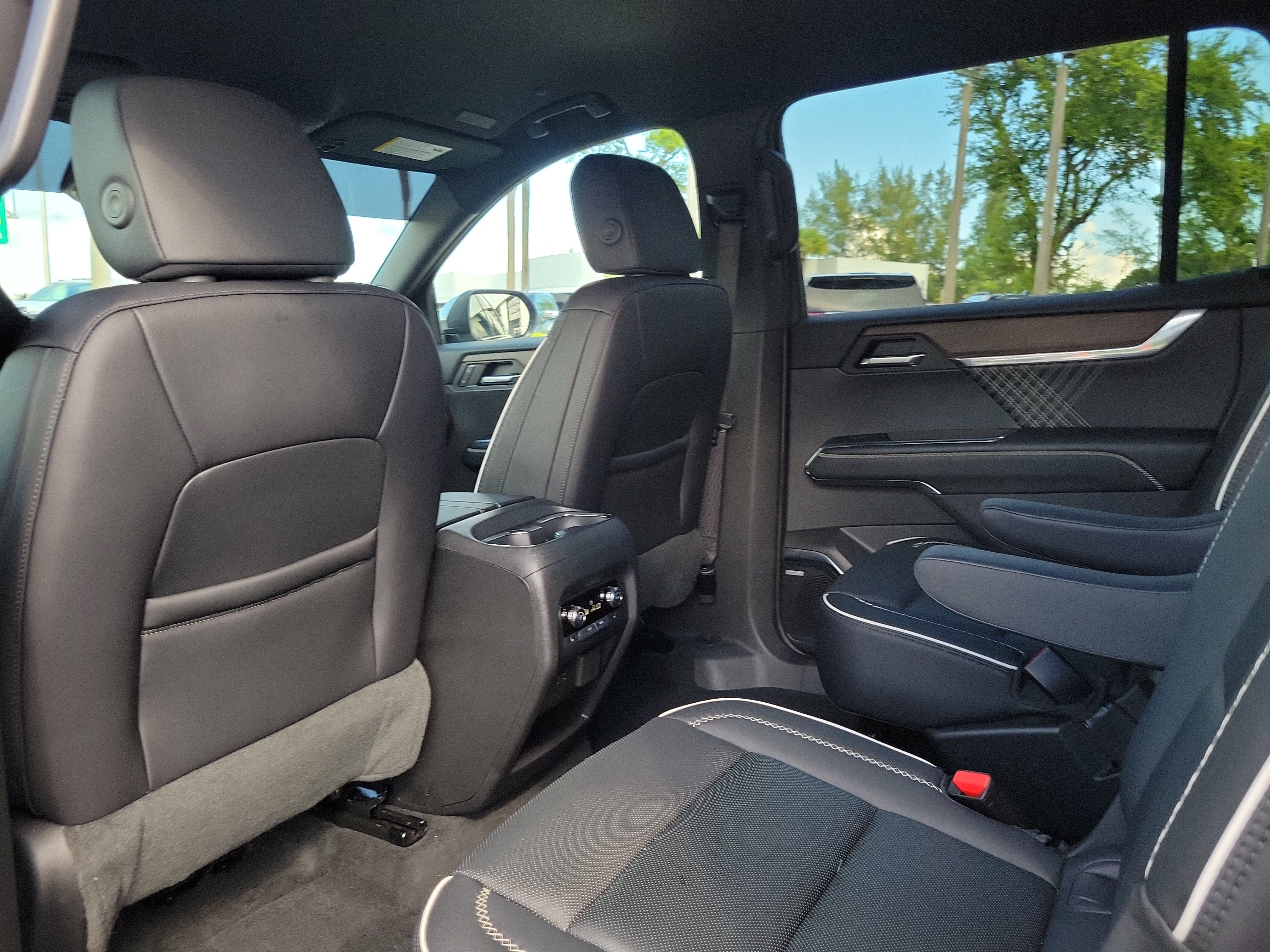 Used 2025 GMC Acadia Denali w/ Super Cruise Package FWD image 15