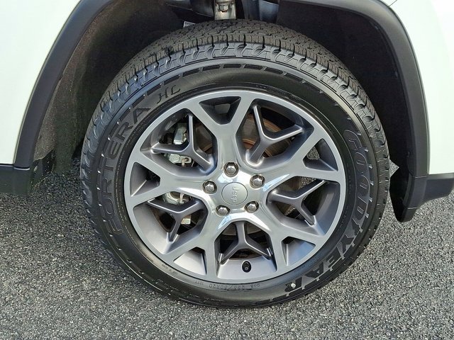 Certified 2021 Jeep Grand Cherokee Limited w/ Luxury Group II image 9