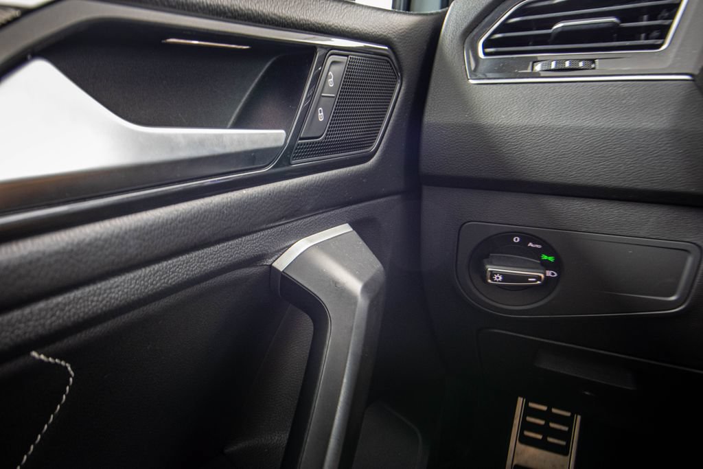 Certified 2023 Volkswagen Tiguan SE R-Line FWD image 33