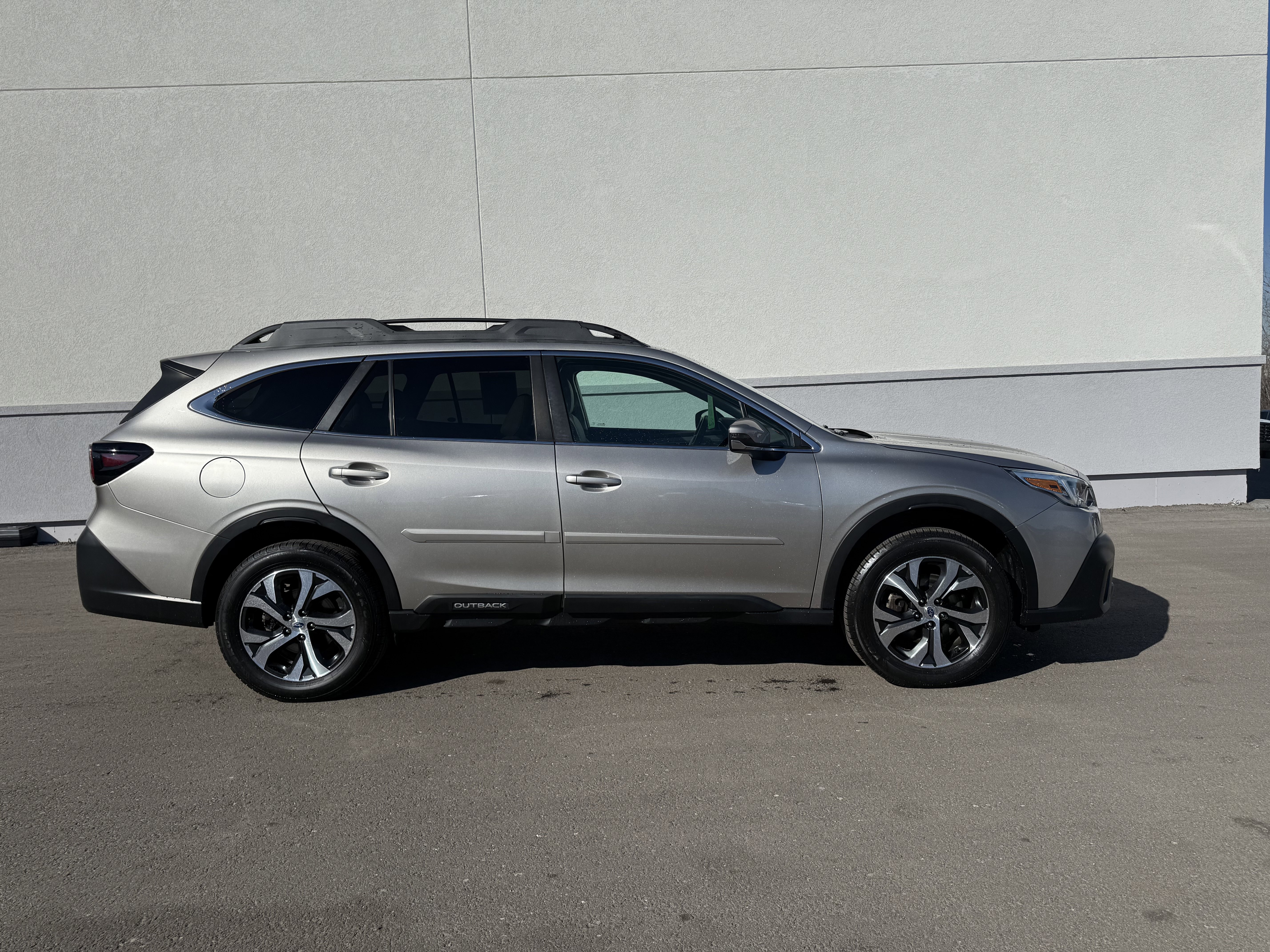 Used 2020 Subaru Outback Limited image 1