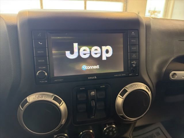 Used 2017 Jeep Wrangler Unlimited Rubicon w/ Connectivity Group image 18