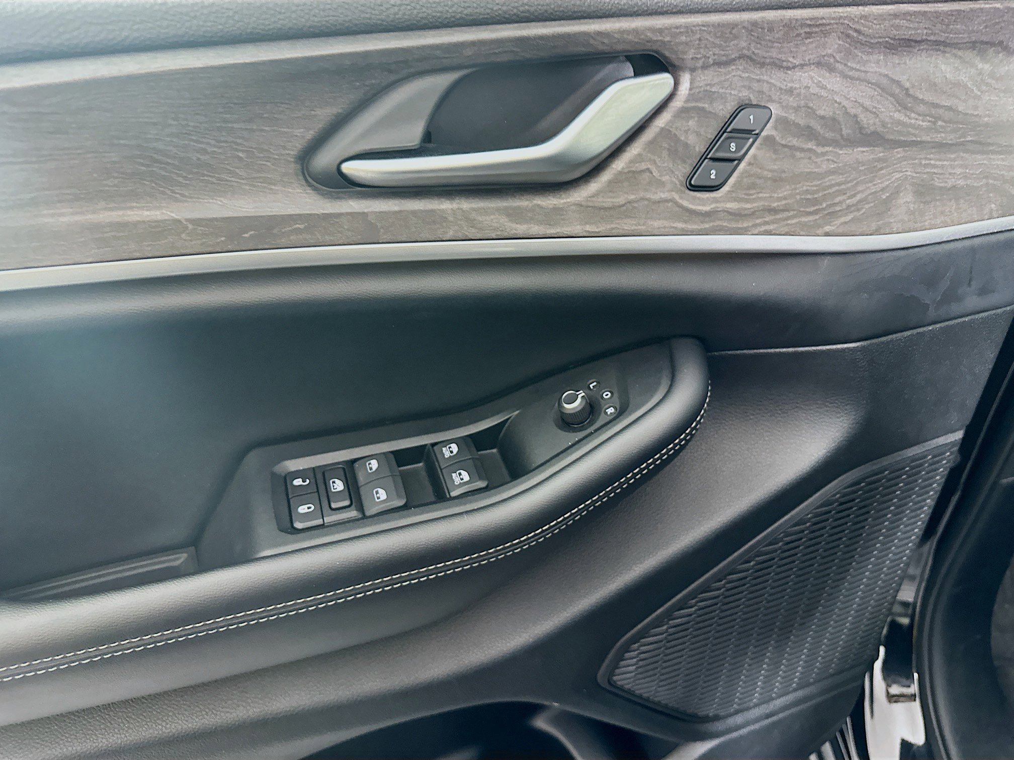 Used 2024 Jeep Grand Cherokee L Limited w/ Luxury Tech Group II image 15