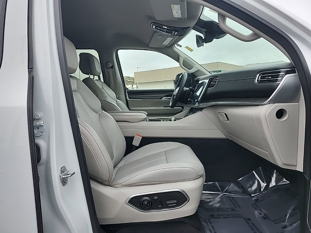 Used 2023 Jeep Wagoneer Series III w/ Preferred Equipment Group image 16