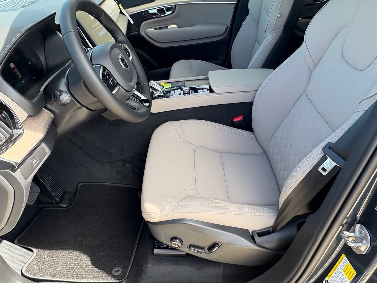 New 2026 Volvo XC90 B6 Plus w/ Protection Package Premier AWD/4WD image 18