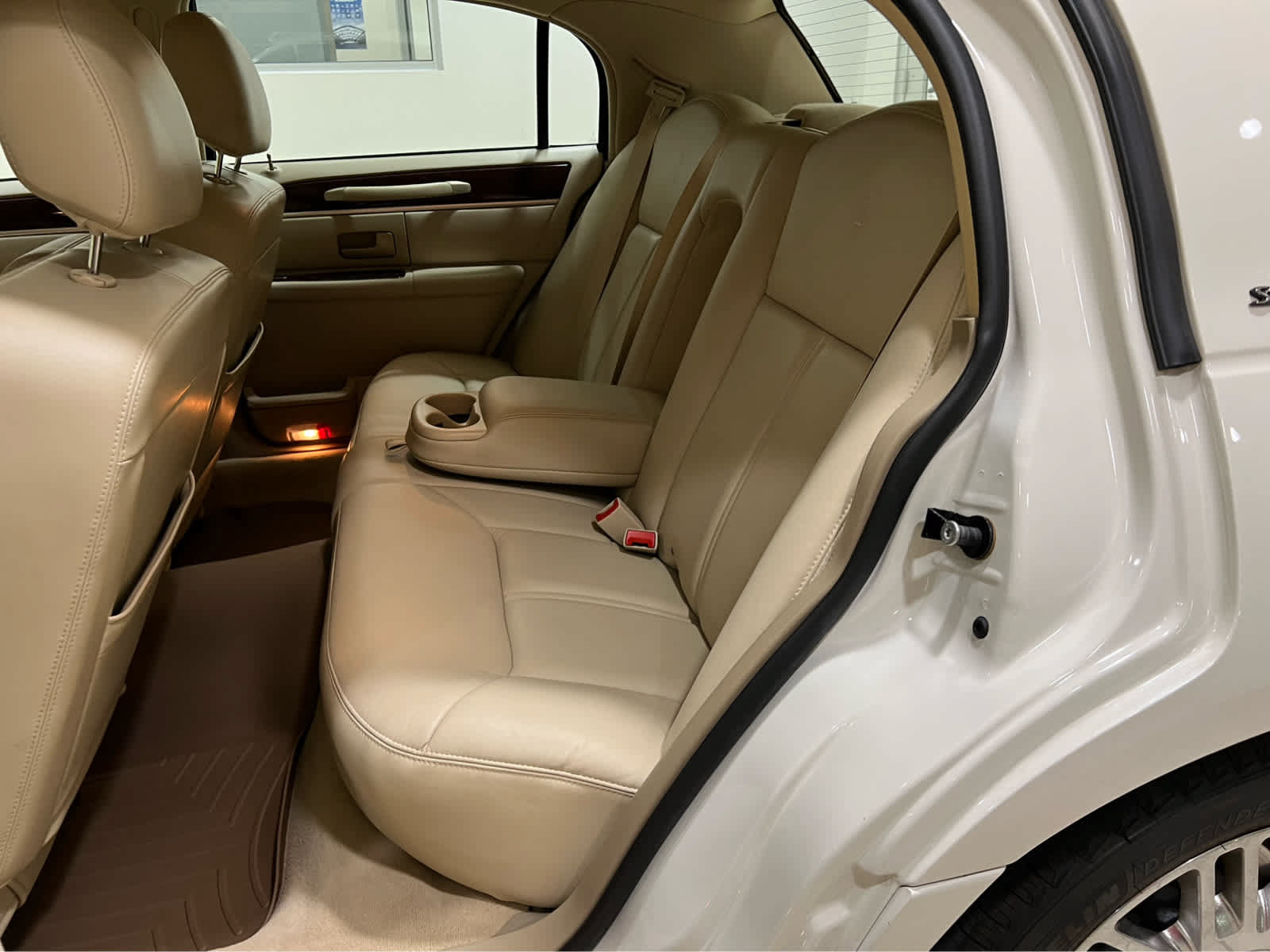 Used 2006 Lincoln Town Car Signature Limited RWD image 11