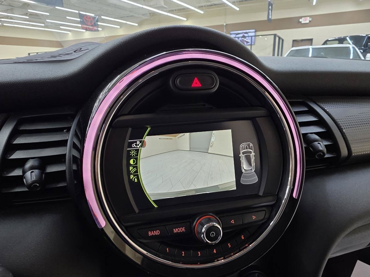 Used 2018 MINI Cooper 4-Door Hardtop w/ Signature Line Package FWD image 29