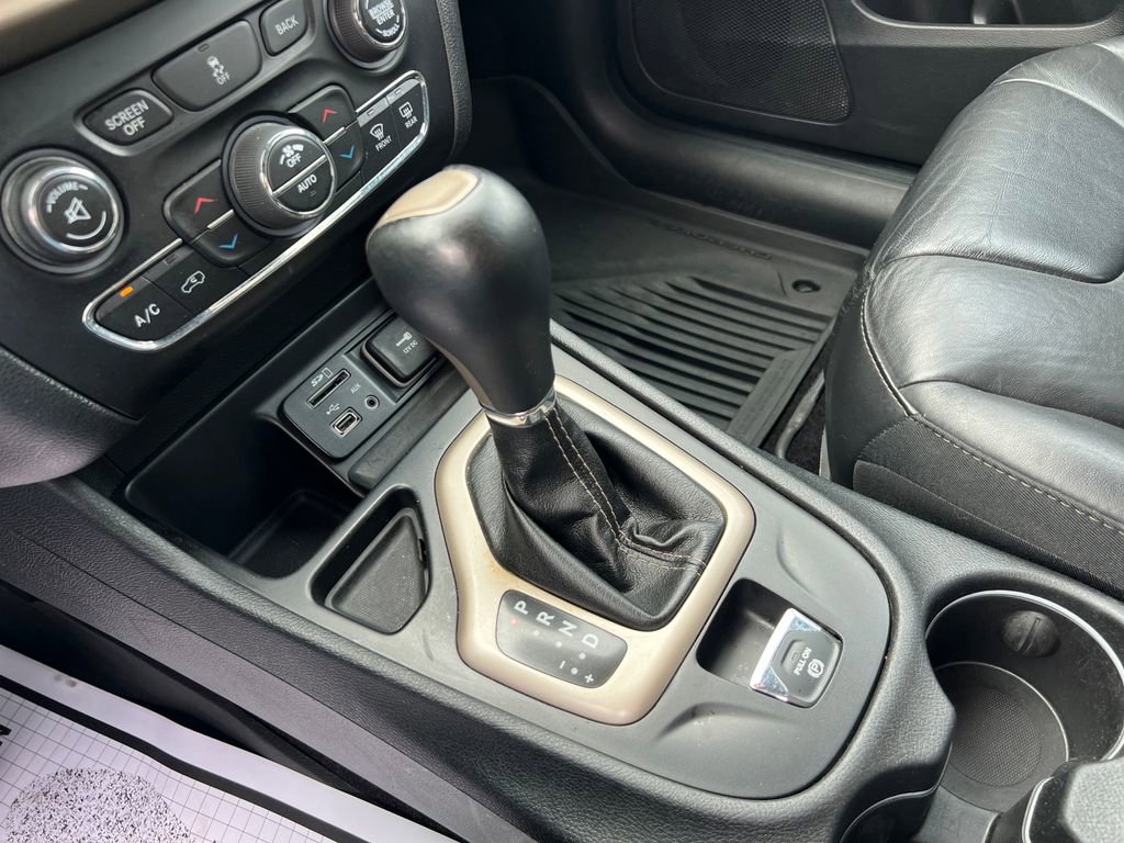 Used 2018 Jeep Cherokee Limited FWD image 24