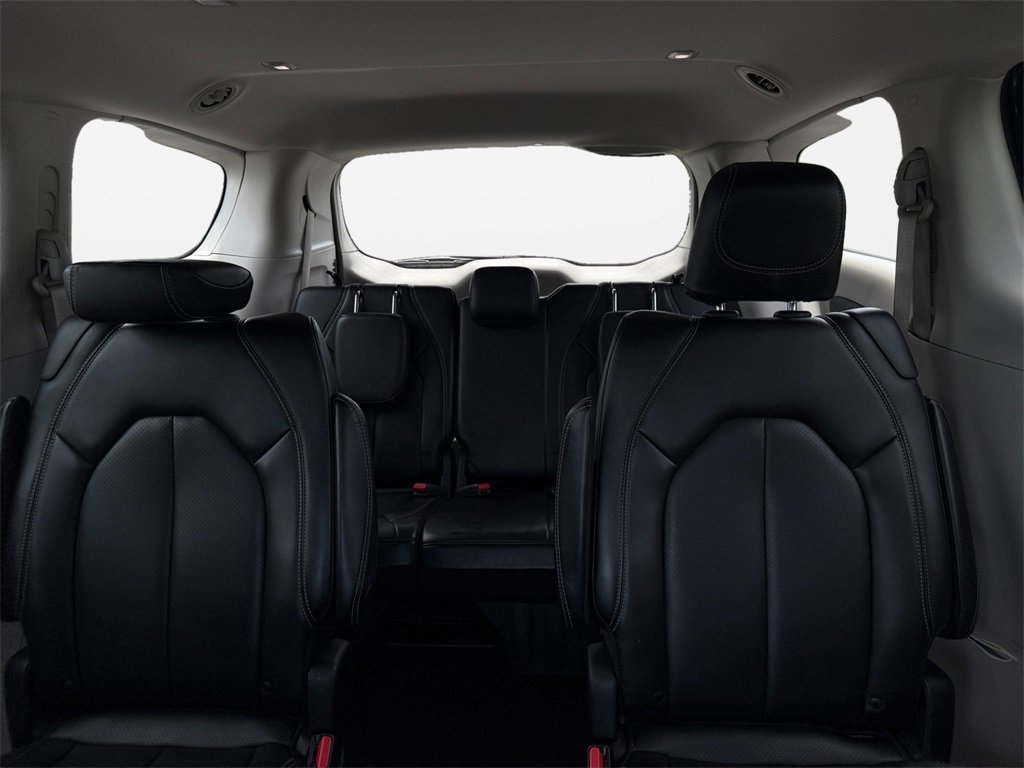 Certified 2023 Chrysler Pacifica Touring-L image 29