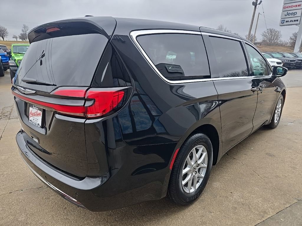 Used 2024 Chrysler Pacifica Touring-L image 11