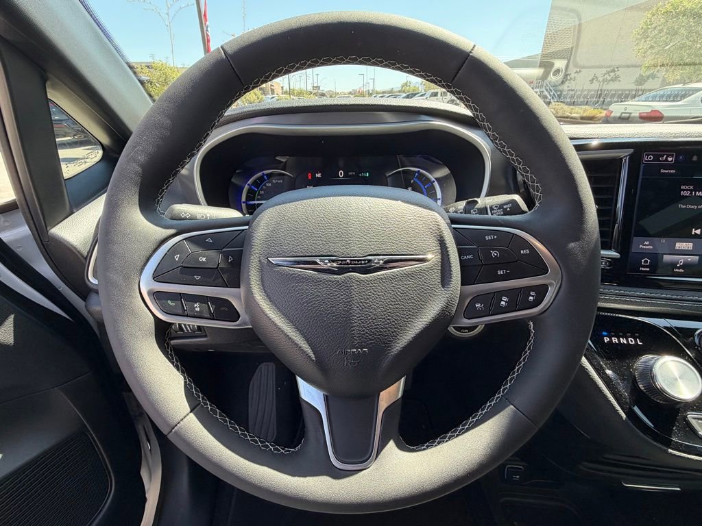 Used 2025 Chrysler Pacifica Select FWD image 13