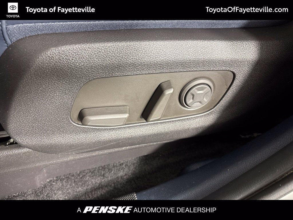 Used 2025 Kia Carnival EX FWD image 27
