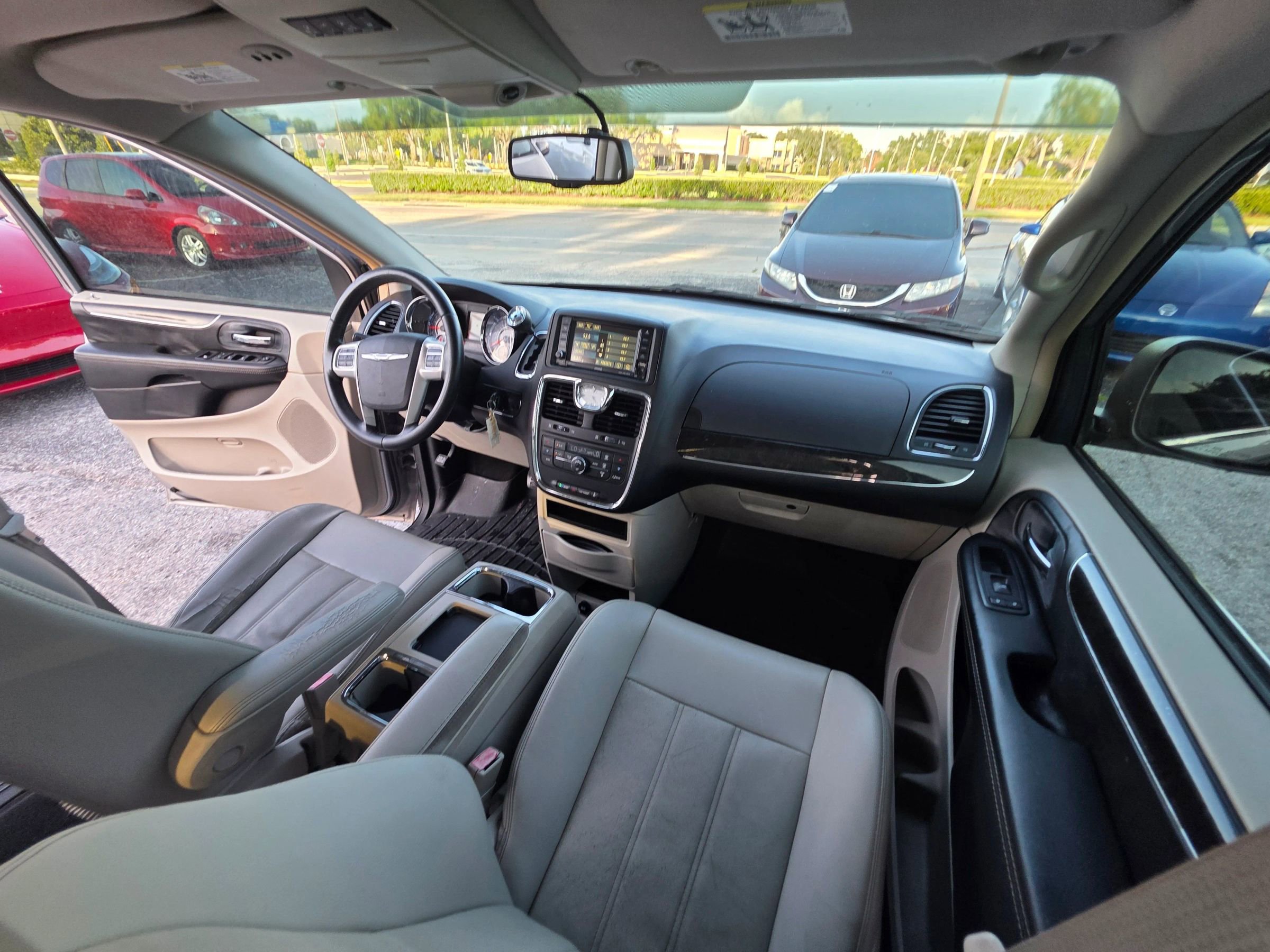 Used 2014 Chrysler Town & Country Touring FWD image 19