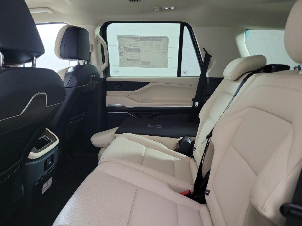 New 2027 Lincoln Navigator Premiere RWD image 14