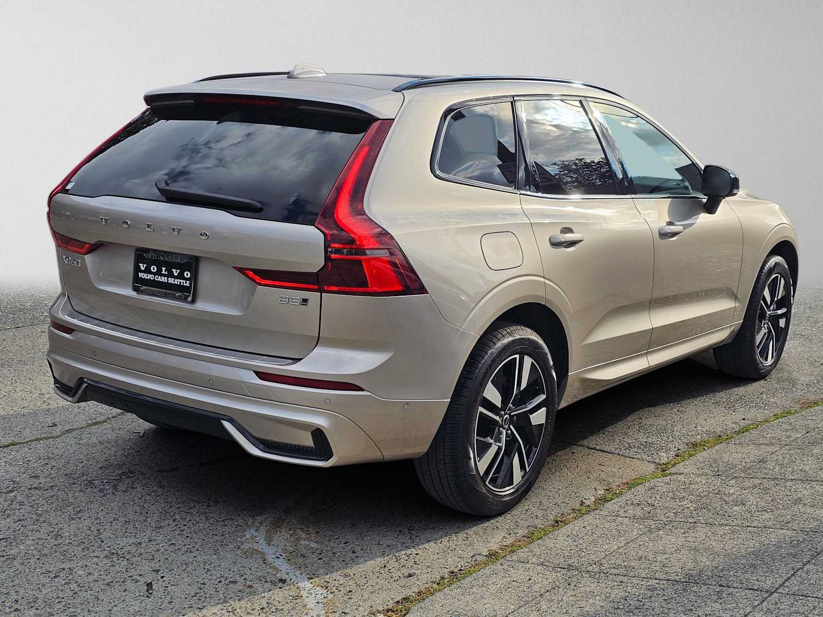 Used 2026 Volvo XC60 B5 Plus w/ Protection Package Premier AWD/4WD image 3