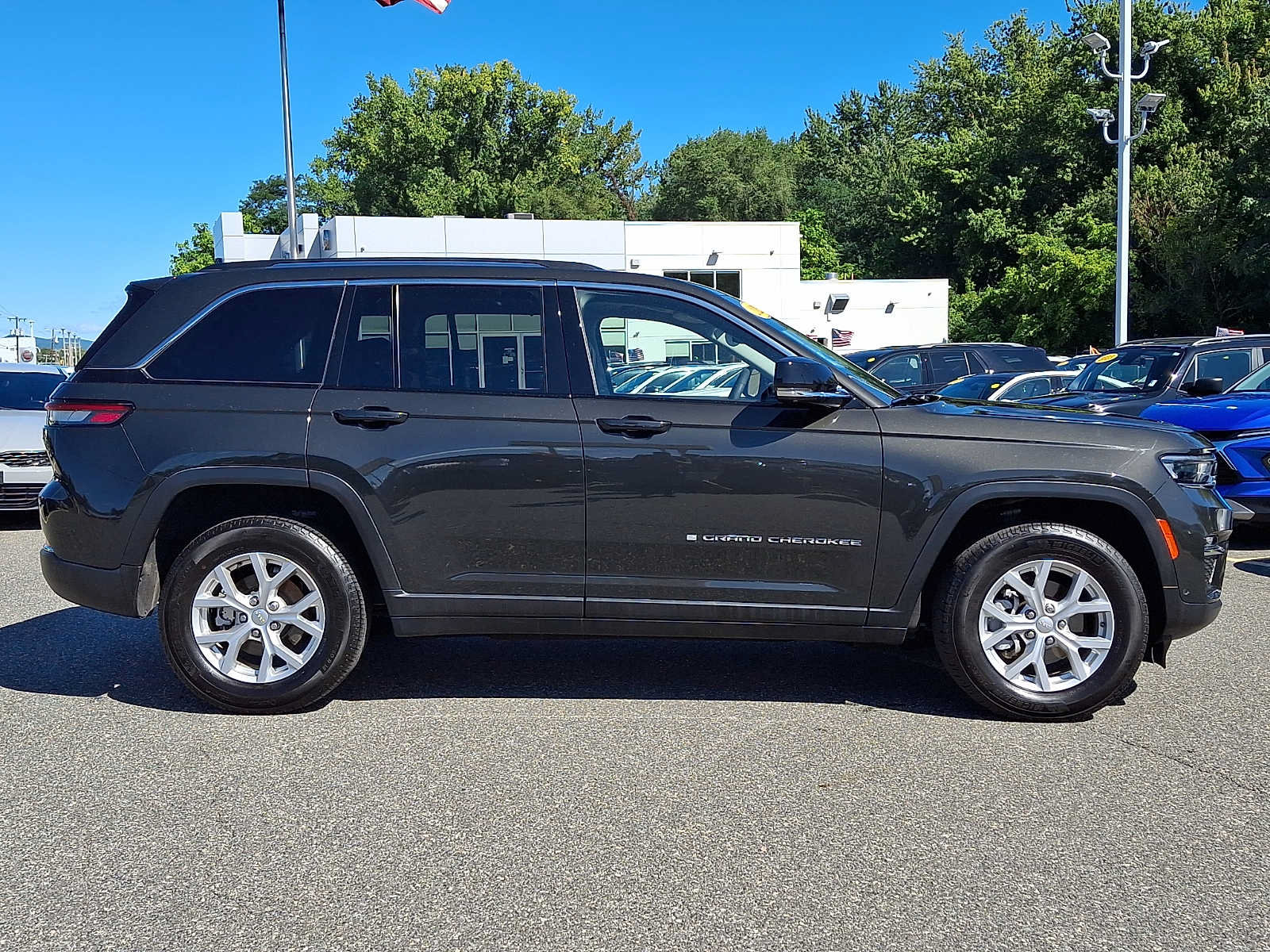 Used 2023 Jeep Grand Cherokee Limited w/ Luxury Tech Group II AWD/4WD image 7