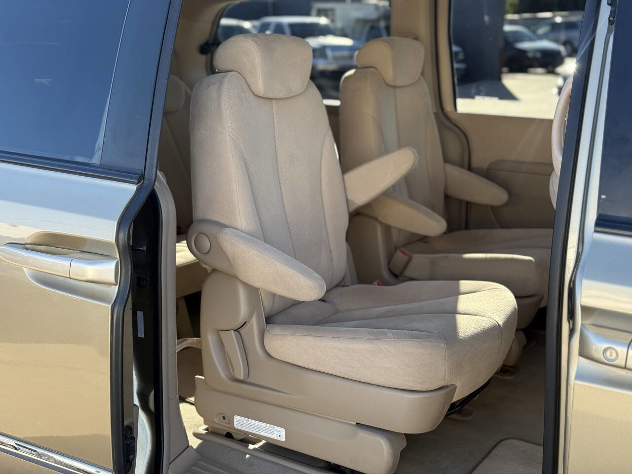 Used 2007 Hyundai Entourage Limited image 20